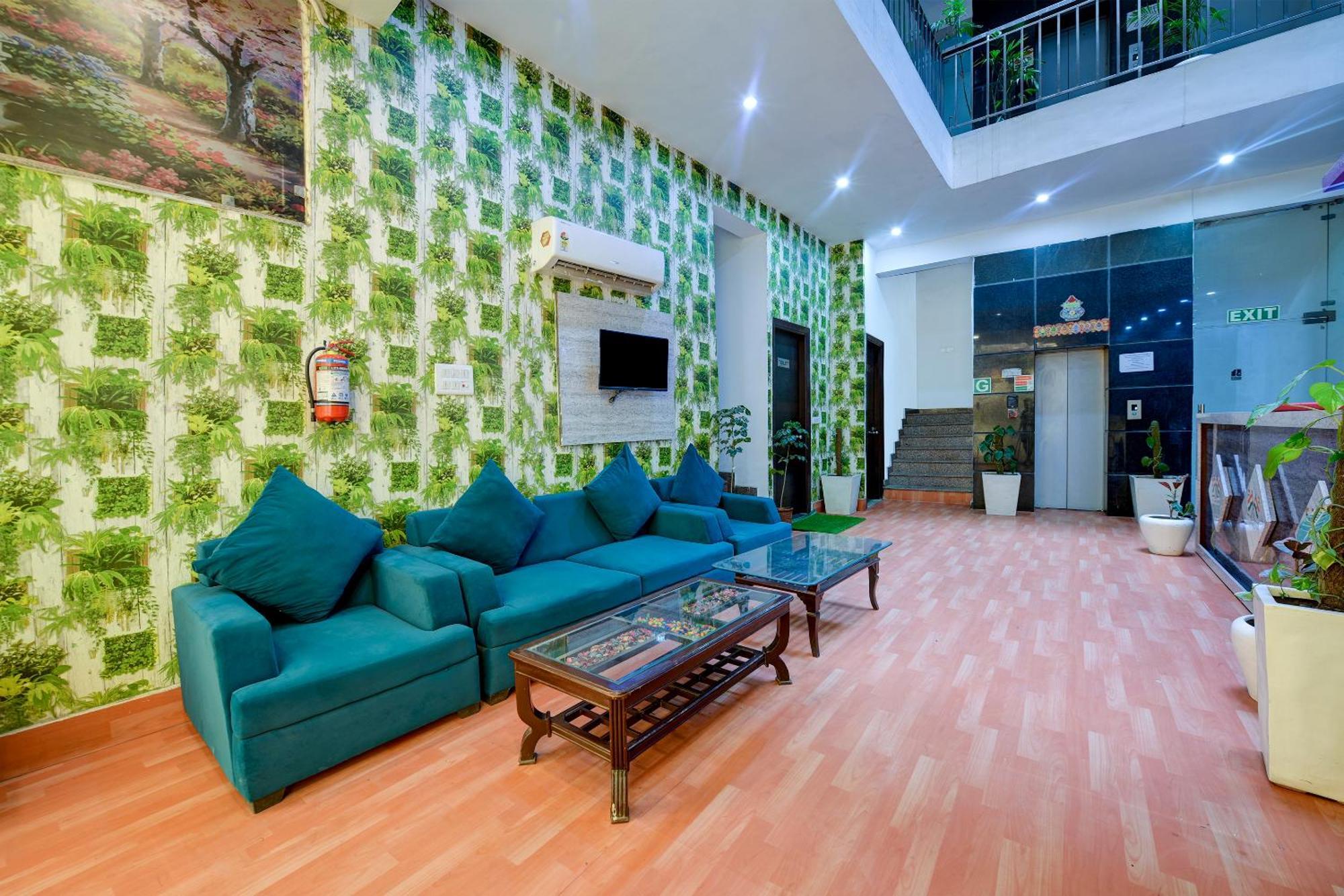 Hotel Eddission View Near Delhi Airport 3*