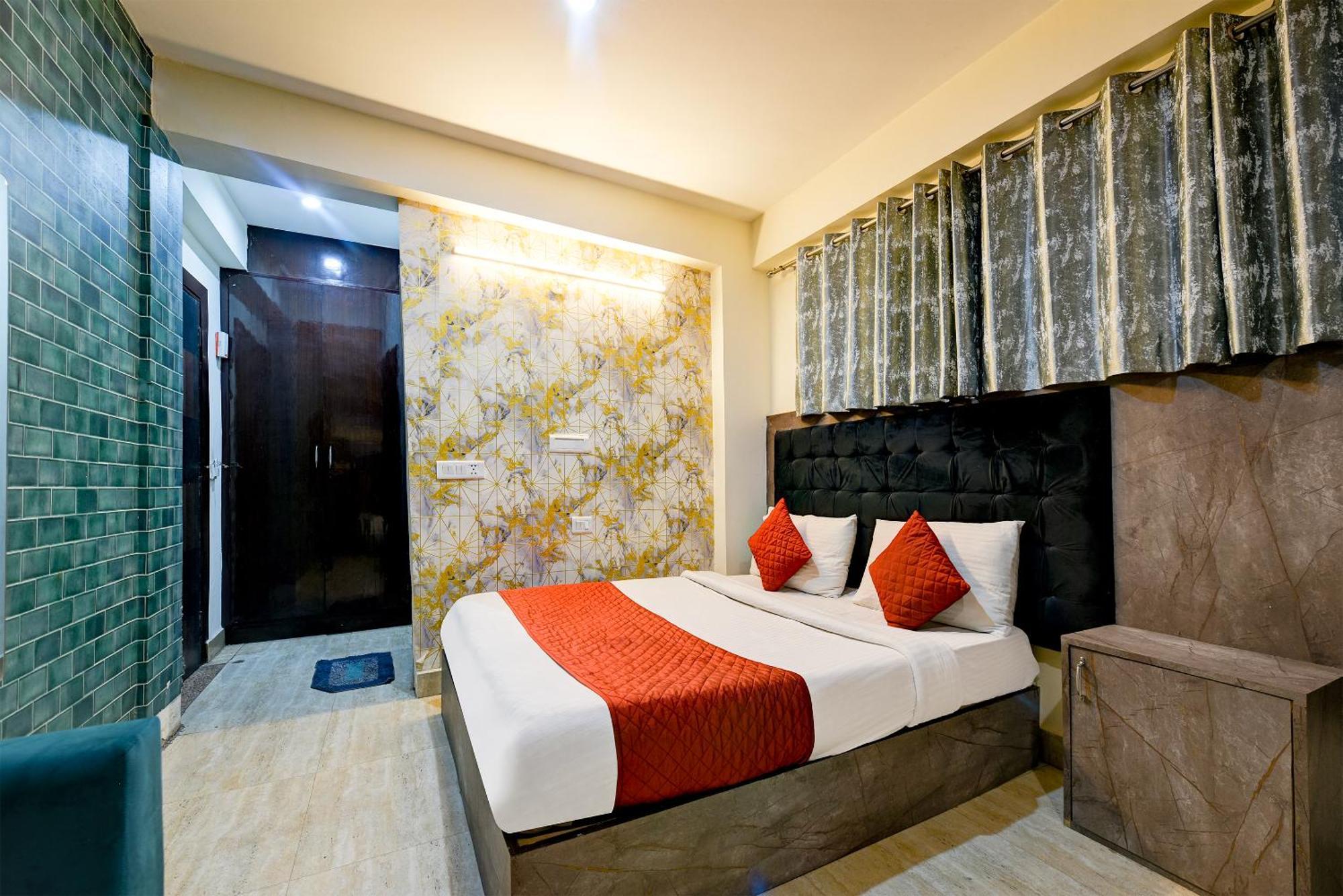 Hotel Eddission View Near Delhi Airport 3*